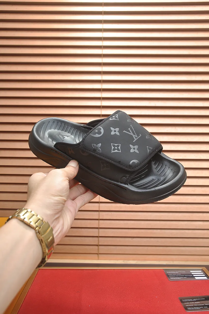 Men's men's shoes 💰340💶 [Louis Vuitton LV slippers] (high-end cowhide) counter 1:1 fashion style, a must-have for summer! The designer used LV’s iconic outsole. The original simple slippers instantly become fashionable! The upper is made of flexible special cowhide leather straps alternately, and the workmanship is exquisite! A must-have for stylish men in summer, size 38-45 (45 customized)